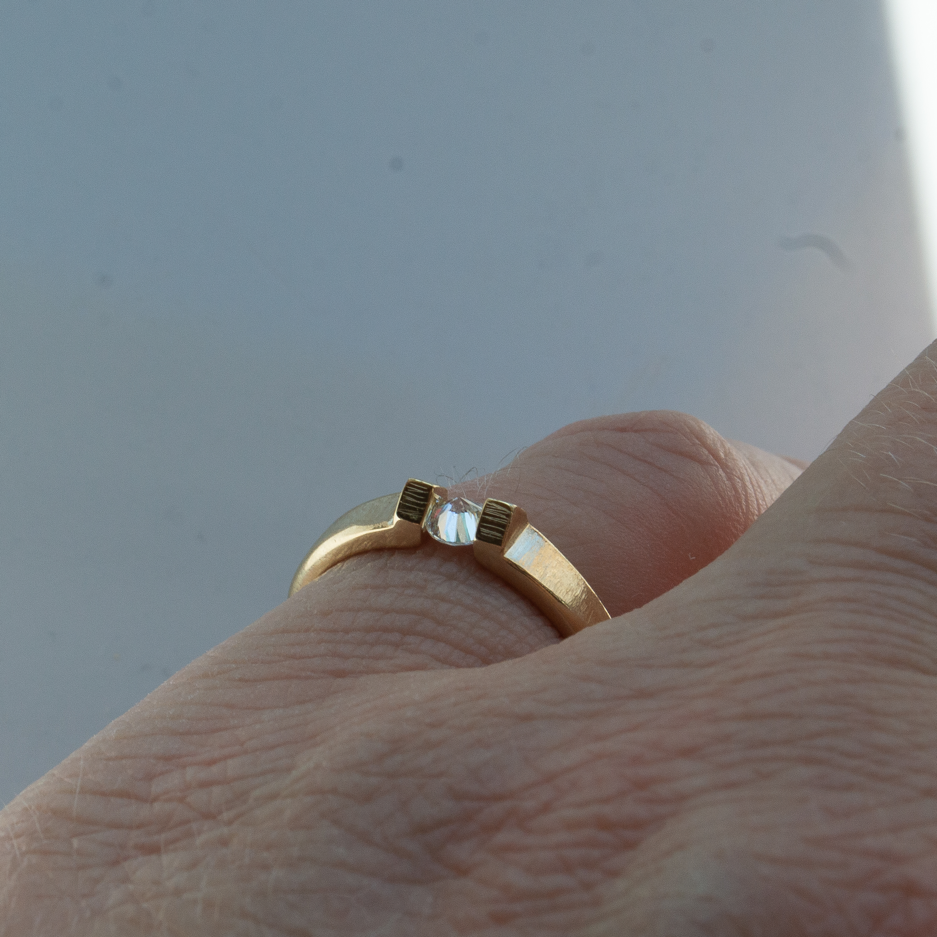Světlo mezi střechami, zásnubní prsten ze 14kt zlata
